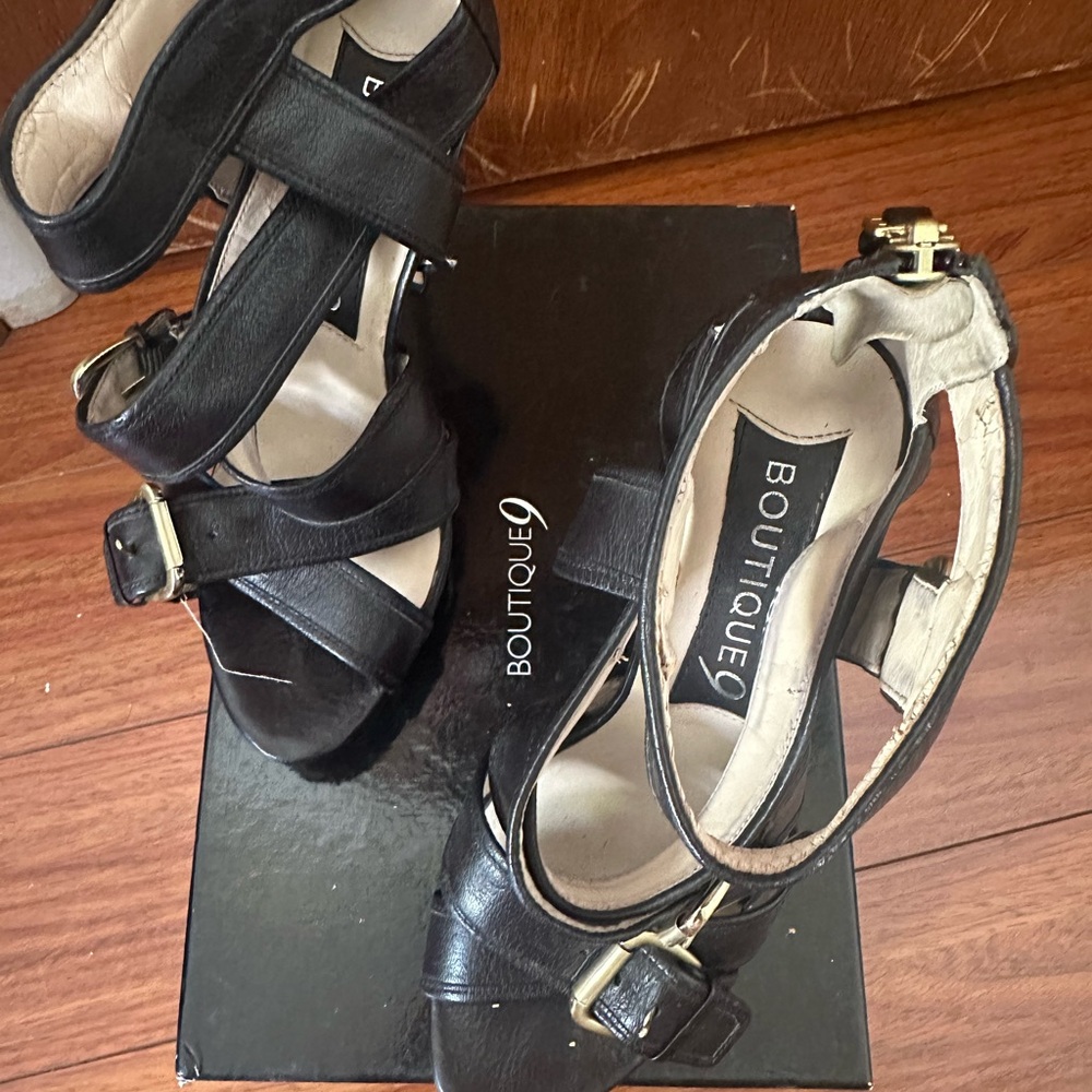Used blk cloud 9 strappy heels.